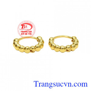 Bởi vì đôi hoa tai này dễ dàng sử dụng và không bao giờ bị lỗi mốt.