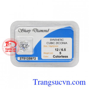 Kim cương nhân tạo 12 ly với những cắt sắc nét, tỉ mỉ tạo nên một viên kim cương lấp lánh.