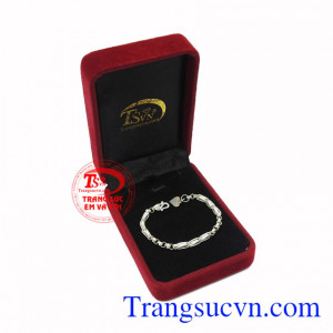 Lắc bạc cá tính cho bé được chế tác đầy tinh xảo, hợp thời trang.