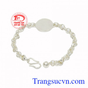 Trẻ con rất hiếu động và luôn ham học hỏi, tìm tòi những điều mới lạ. 