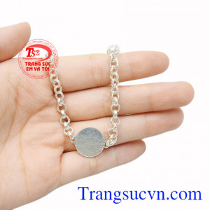 Lắc bạc cho bé khắc tên đong đầy yêu thương của mẹ cha.