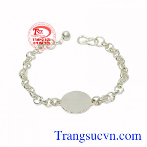 Lắc bạc cho bé khắc tên được thiết kế tinh tế, phù hợp cho bé trai và bé gái.