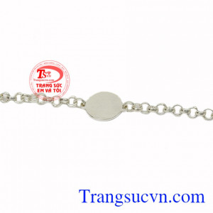 Vì vậy các bậc cha mẹ thường cho khắc tên, địa chỉ và số điện thoại lên lắc tay để nếu trẻ có bị thất lạc còn liên hệ đến gia đình.