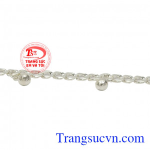 Với trẻ nhỏ, an toàn được ưu tiên hàng đầu. Lắc bạc đẹp cho bé trai