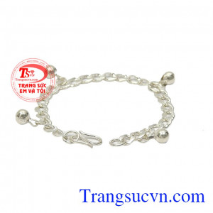 Lắc bạc đẹp cho bé trai mang nét tinh nghịch và đáng yêu.