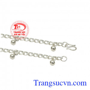 Bạc vừa làm trang sức, vừa có tác dụng kháng khuấn, tăng cường hệ hô hấp cho bé. Lắc bạc đẹp cho bé trai