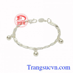 Lắc bạc khỏe khoắn cho bé là sản phẩm mới của trang sức Em và Tôi, được nhiều khách hàng ưa chuộng.