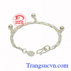 Với nhiều mẫu mã đa dạng, kiểu dáng hợp thời trang phù hợp cho cả bé trai và bé gái.