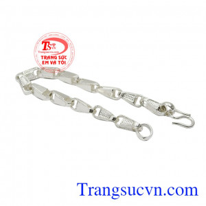 Không giống các phụ kiện trang sức khác, lắc bạc vừa hợp thời trang và vừa giúp bảo vệ sức khỏe người dùng. Lắc bạc nam mạnh mẽ
