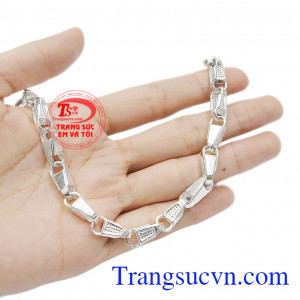 Sản phẩm phù hợp với nhiều độ tuổi, thích hợp để làm quà tặng cho phái mạnh. Lắc bạc nam mạnh mẽ