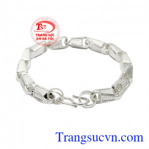 Lắc bạc nam mạnh mẽ được chế tác từ bạc 92.5 bền đẹp.
