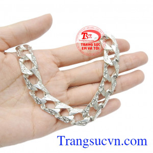 Lắc bạc nam nổi bật hợp thời trang khiến người dùng trở nên thu hút hơn.