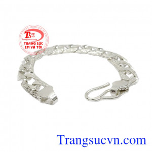 Lắc bạc nam nổi bật với những họa tiết được chạm khắc mang nét nam tính và mạnh mẽ.