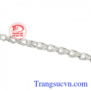 Sản phẩm dễ dàng kết hợp cùng nhiều kiểu trang phục và phụ kiện. Lắc bạc nam phong cách