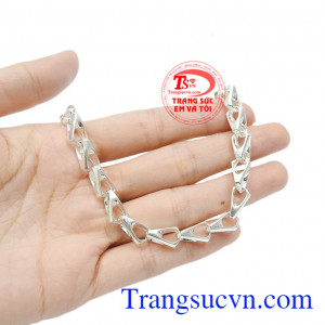 Lắc bạc nam phong cách vừa là trang sức cho phái mạnh, vừa giúp bảo vệ sức khỏe người dùng.