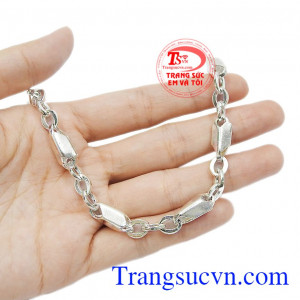 Lắc bạc nam phong độ dễ dàng kết hợp cùng nhiều kiểu trang phục.