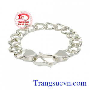 Chiếc lắc tay to bản này sẽ mang đến vẻ nam tính và thời trang đến cho phái mạnh.