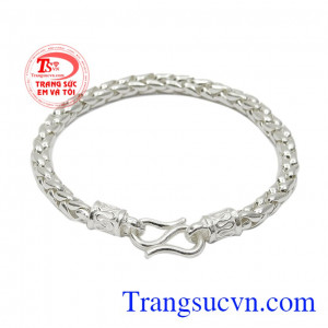 Lắc bạc phái mạnh được thiết kế với kiểu dáng mới lạ, nam tính và hợp thời trang.