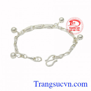 Sản phẩm không chỉ là món trang sức thông thường mà còn đem lại nhiều lợi ích về sức khỏe cho các bé.