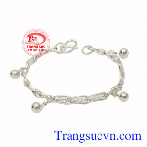 Lắc bạc phong cách cho bé là món quà đầy dễ thương để dành tặng cho bé yêu.