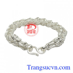 Lắc bạc rồng thời thượng được chế tác đầy tinh xảo, chạm khắc hình rồng sắc nét.