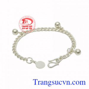 Quan niệm đeo lắc tay cho bé đã có từ thời xưa đến nay và có tác dụng kháng khuẩn rất tốt.