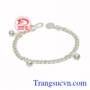 Lắc bạc thời trang cho bé được chế tác từ bạc 92.5 sáng bóng, bắt mắt.