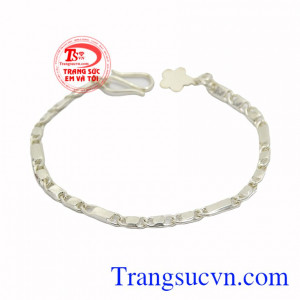 Lắc bạc thông thái cho bé được chế tác bóng bẩy, bắt mắt.