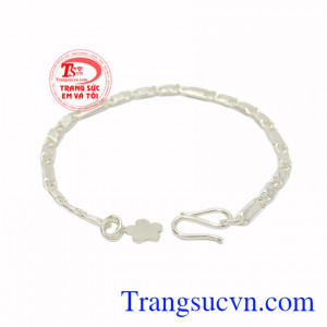 Đeo trang sức bạc giúp cho cha mẹ có thể nhận biết được tình trạng sức khỏe của bé.
