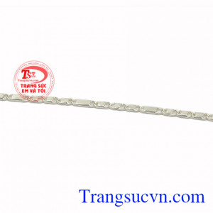 Vì vậy mà các sản phẩm như lắc tay, dây chuyền, lắc chân bạc được các bậc phụ huynh tin tưởng sử dụng.