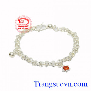 Lắc bạc tránh gió cho trẻ được chế tác vô cùng tỉ mỉ, sáng bóng.