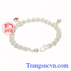 Ngôi sao năm cánh tượng trưng cho ước mơ, niềm hy vọng của con trẻ.