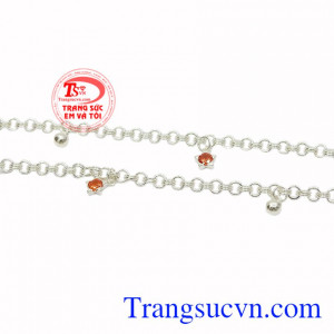 Lắc bạc tránh gió cho trẻ mang tình yêu thương của cha mẹ dành cho bé yêu.