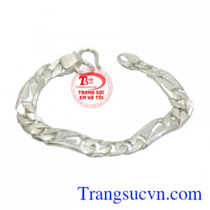 Lắc bạc trẻ em cá tính được chế tác tỉ mỉ, kiểu dáng hợp thời trang.