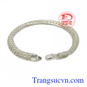 Lắc tay bạc an toàn cho trẻ nhỏ, giúp bảo vệ sức khỏe cho trẻ.