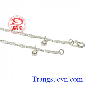 Vừa làm trang sức, vừa có tác dụng trong việc hỗ trợ điều trị một số bệnh nên bạc đã trở nên quen thuộc với các bậc phụ huynh có con nhỏ. Lắc bạc trẻ em mạnh mẽ