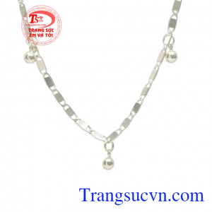 Chính vì thế, các người thợ kim hoàn đã lựa chọn bạc để làm trang sức cho trẻ em. Lắc bạc trẻ em mạnh mẽ