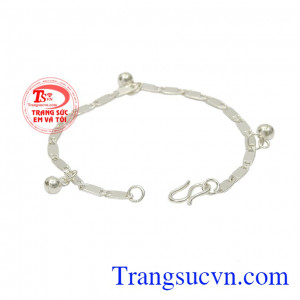 Lắc bạc trẻ em mạnh mẽ là món quà ý nghĩa dành tặng các bé trong dịp sịnh nhật. 