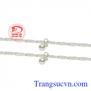 Từ rất lâu, bạc được sử dụng trong đời sống như một chất kháng khuẩn. Lắc bạc trẻ em mạnh mẽ