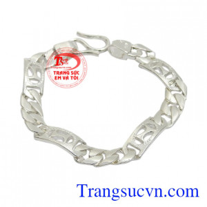 Lắc bạc trẻ em thời trang được chế tác tinh xảo, sáng bóng.