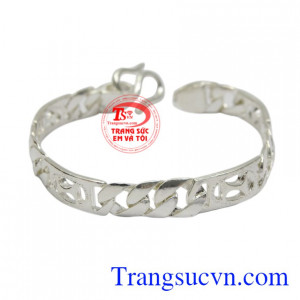 Lắc tay bạc trẻ em là sản phẩm được các bậc phụ huynh ưa chuộng.