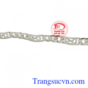 Bởi đeo chiếc lắc tay các bé không chỉ hợp mốt và phong cách hơn mà còn giúp các bé cản gió, kháng khuẩn.