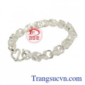 Lấy cảm hứng từ đá các nhà chế tác đã tạo ra sản phẩm chiếc lắc tay này vừa để phải mạnh tự tin thể hiện cá tính vừa mang lại nhiều lợi ích về sức khỏe.