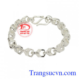 Lắc nam bạc khí chất được chế tác từ bạc 92.5 chạm khắc công phu.
