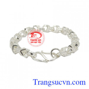 Trang sức bạc được biết đến không chỉ để làm đẹp mà còn có nhiều công dụng như cản gió, kháng khuẩn giúp cho người sử dụng khỏe mạnh hơn.