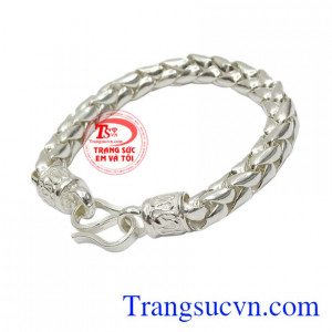 Lắc tay bạc to bản mang đến vẻ thời thượng, mạnh mẽ của người đàn ông trưởng thành.