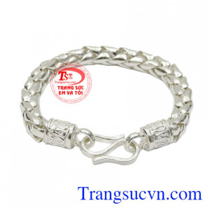 Lắc nam bạc phóng khoáng mang nét khỏe khoắn giúp phái mạnh tự tin thể hiện cá tính.
