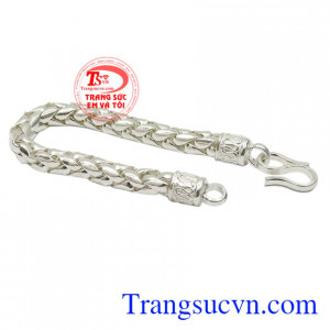 Bởi bạc có tính kháng khuẩn tốt, cản gió, tránh cho các cánh mày râu bị cảm cúm.