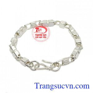 Sản phẩm phù hợp cho những anh chàng theo đuổi phong cách trưởng thành nhưng vẫn giữ được nét cá tính.