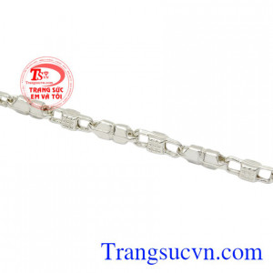 Chiếc lắc tay được tặng mang tâm ý muốn được cùng nhau hạnh phúc và mãi không xa dời.